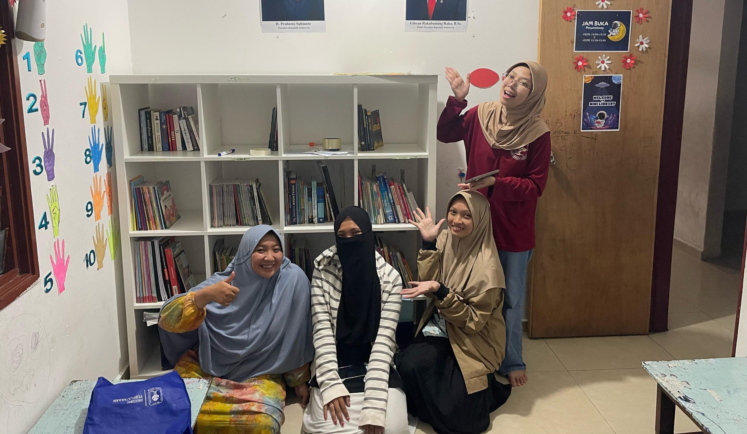 Membangun Dunia Literasi: Pembuatan Mini Perpustakaan Anak di Sanggar Bimbingan Sungai Mulia 5, Gombak, Malaysia